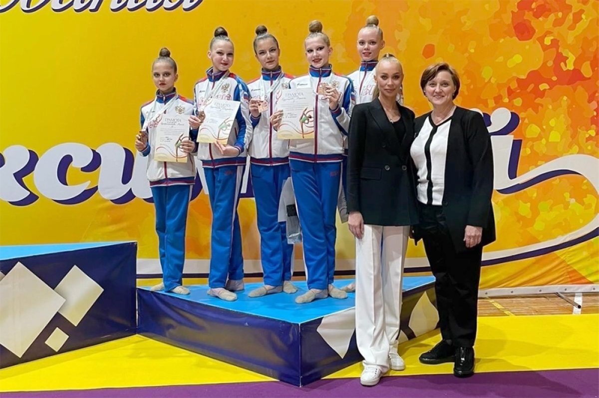    На «Кубке Анастасии Максимовой» (Анастасия на фото - вторая справа) выступают более 250 команд из разных регионов России.