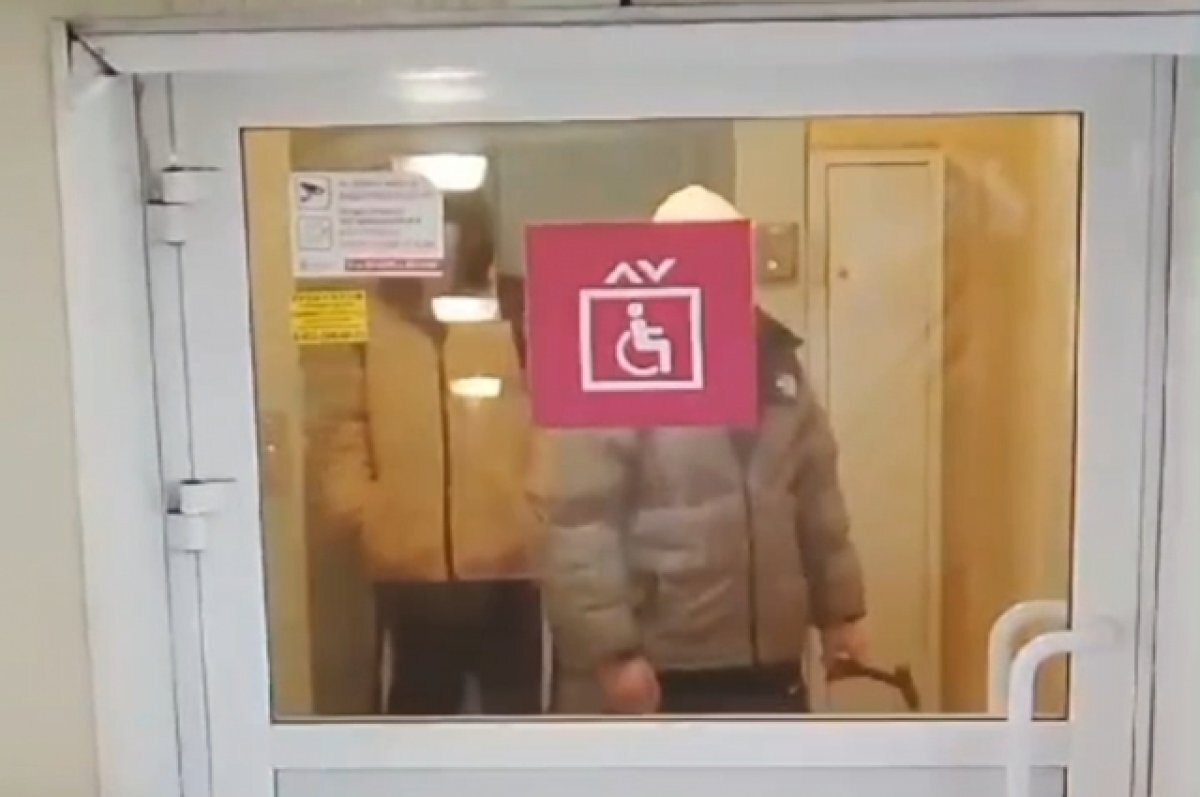    В Красноярске подростки разгромили пешеходный переход и попали на видео