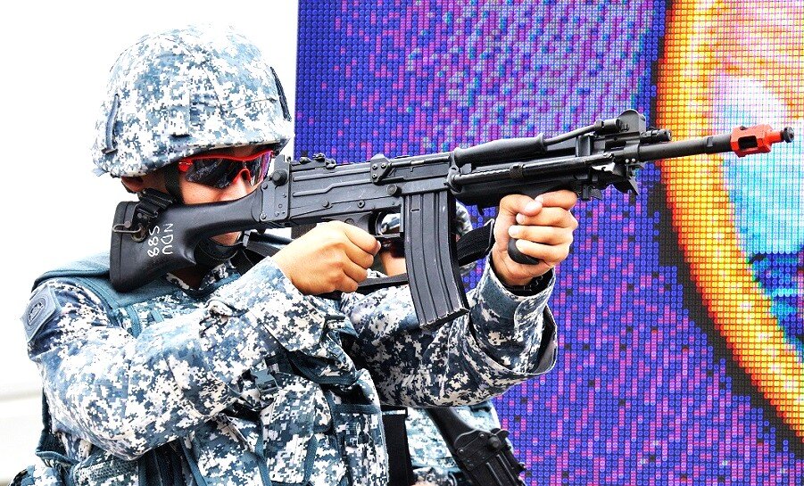 Сингапурский моряк с пулеметом.