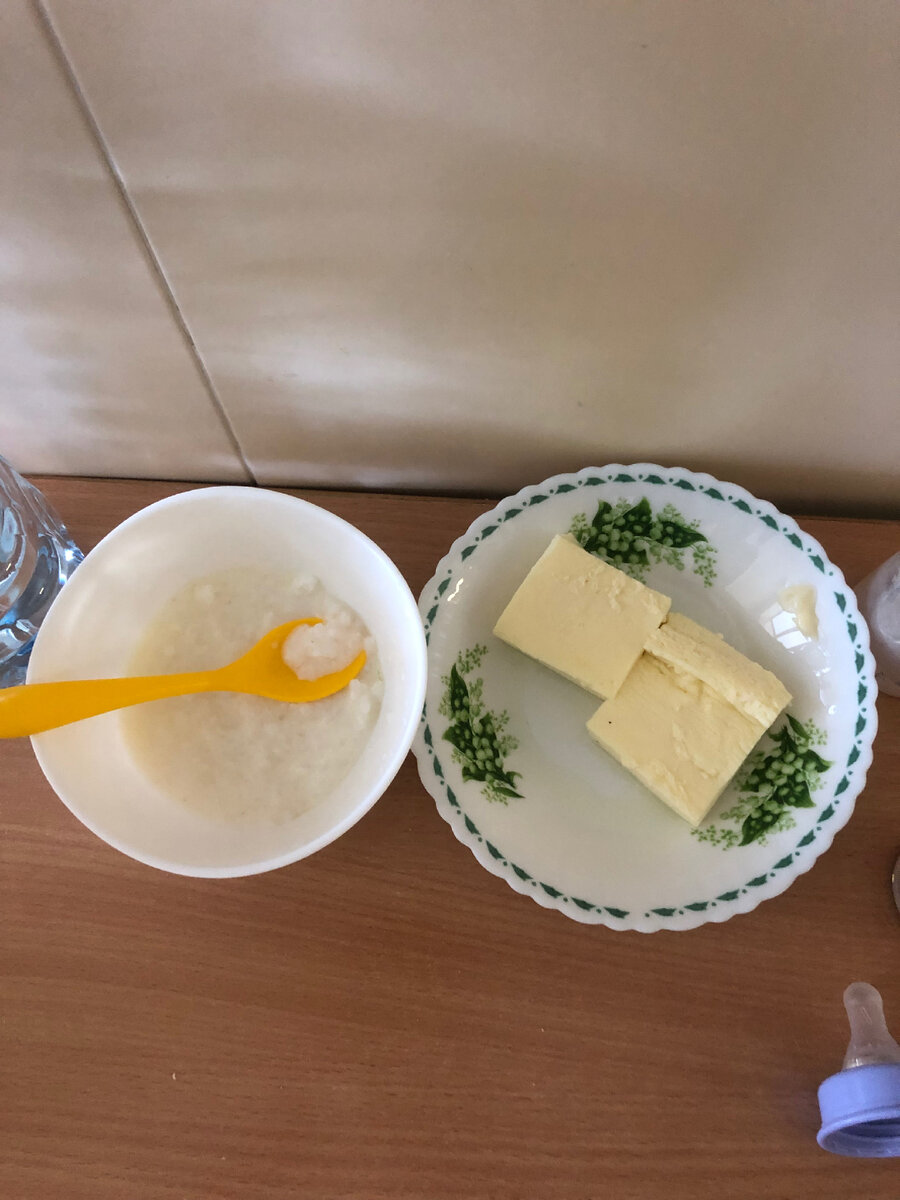 Кашу рисовую и омлет