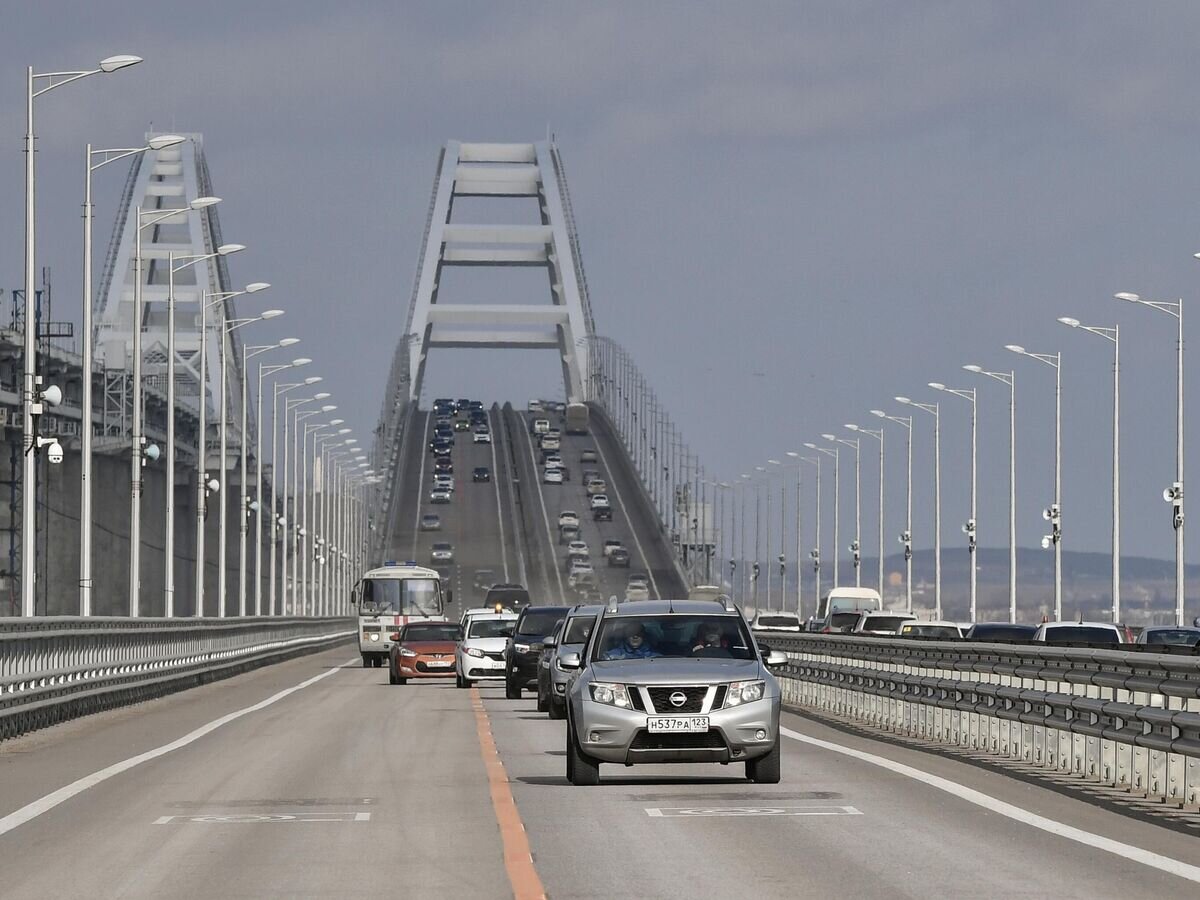    Автомобили на Крымском мосту© РИА Новости / Константин Михальчевский