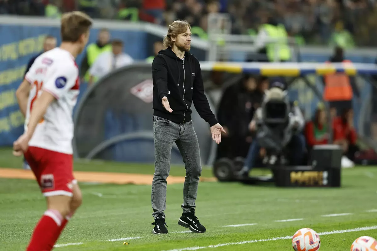 Наставник "Ростова" Валерий Карпин не понимает что происходит, счет 1:5. Фото из интернета.