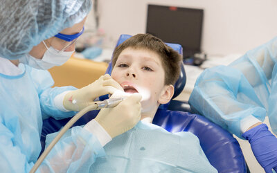 Зачем лечить временные зубы