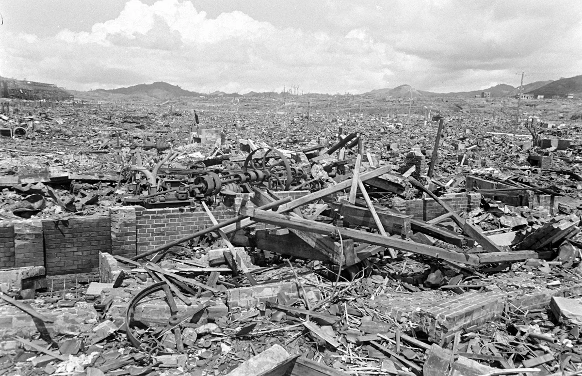 Последствия ядерного взрыва в Хиросиме. Город полностью уничтожен, стёрт. 