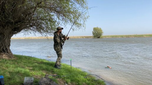 ПОШЛА ЖАРА! ОТМЕННЫЙ КЛЁВ САЗАНА НА ЖМЫХ. УРАГАННЫЙ ВЕТЕР НЕ ПОМЕХА. РЫБАЛКА С НОЧЁВКОЙ. АСТРАХАНЬ.