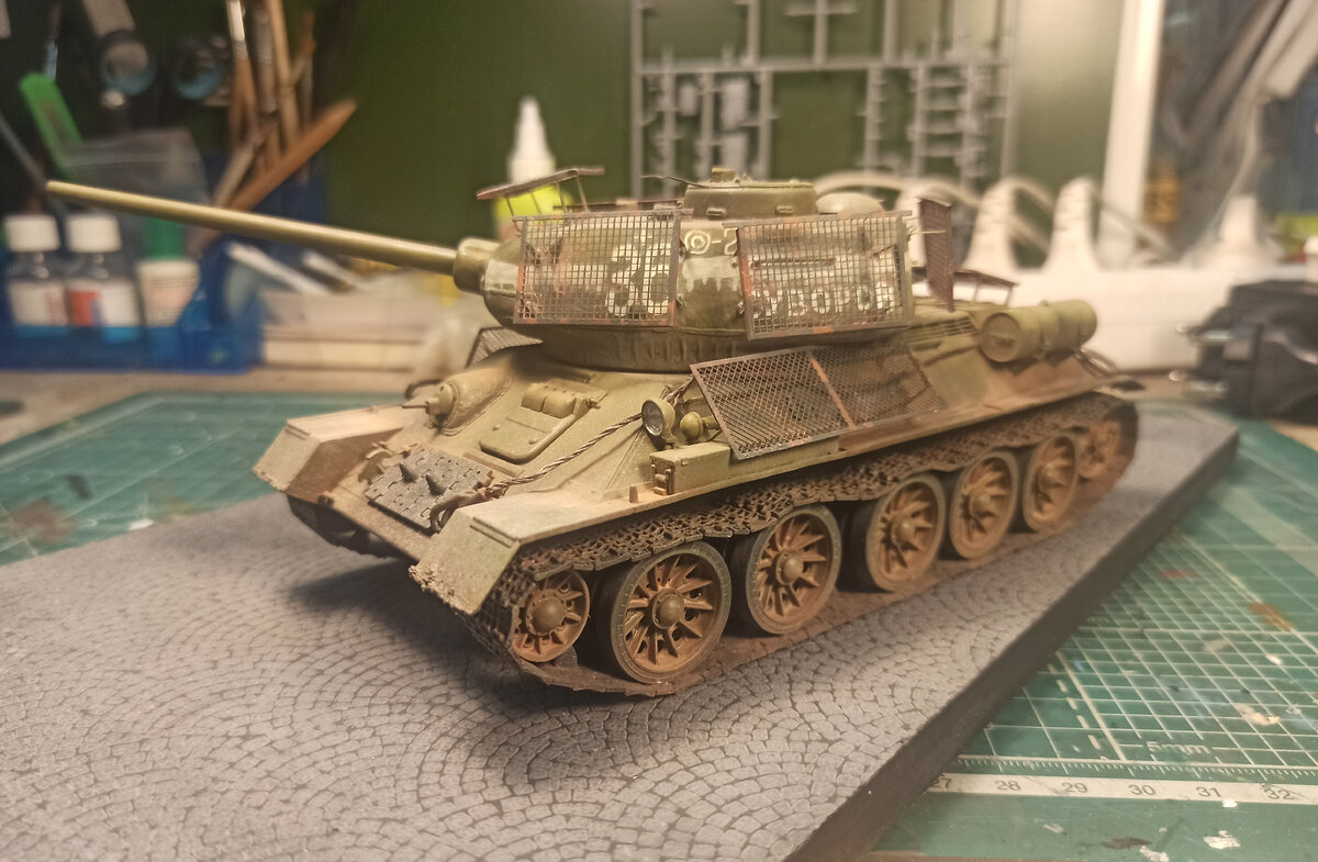 Модель советского среднего танка Т-34-85. Масштаб 1/35. Тактический номер конкурсанта - 024