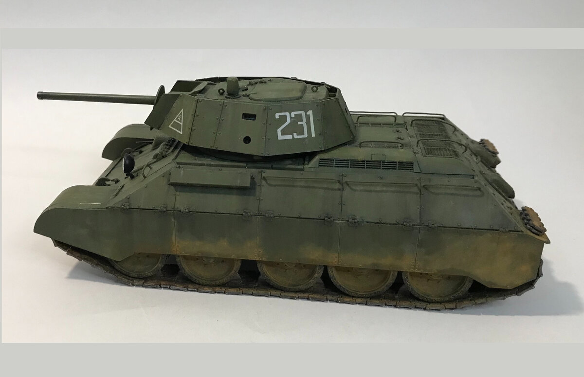 Модель советского среднего танка Т-34-76 с дополнительным бронированием с помощью стальных экранов. Масштаб 1/35. Тактический номер конкурсанта - 010