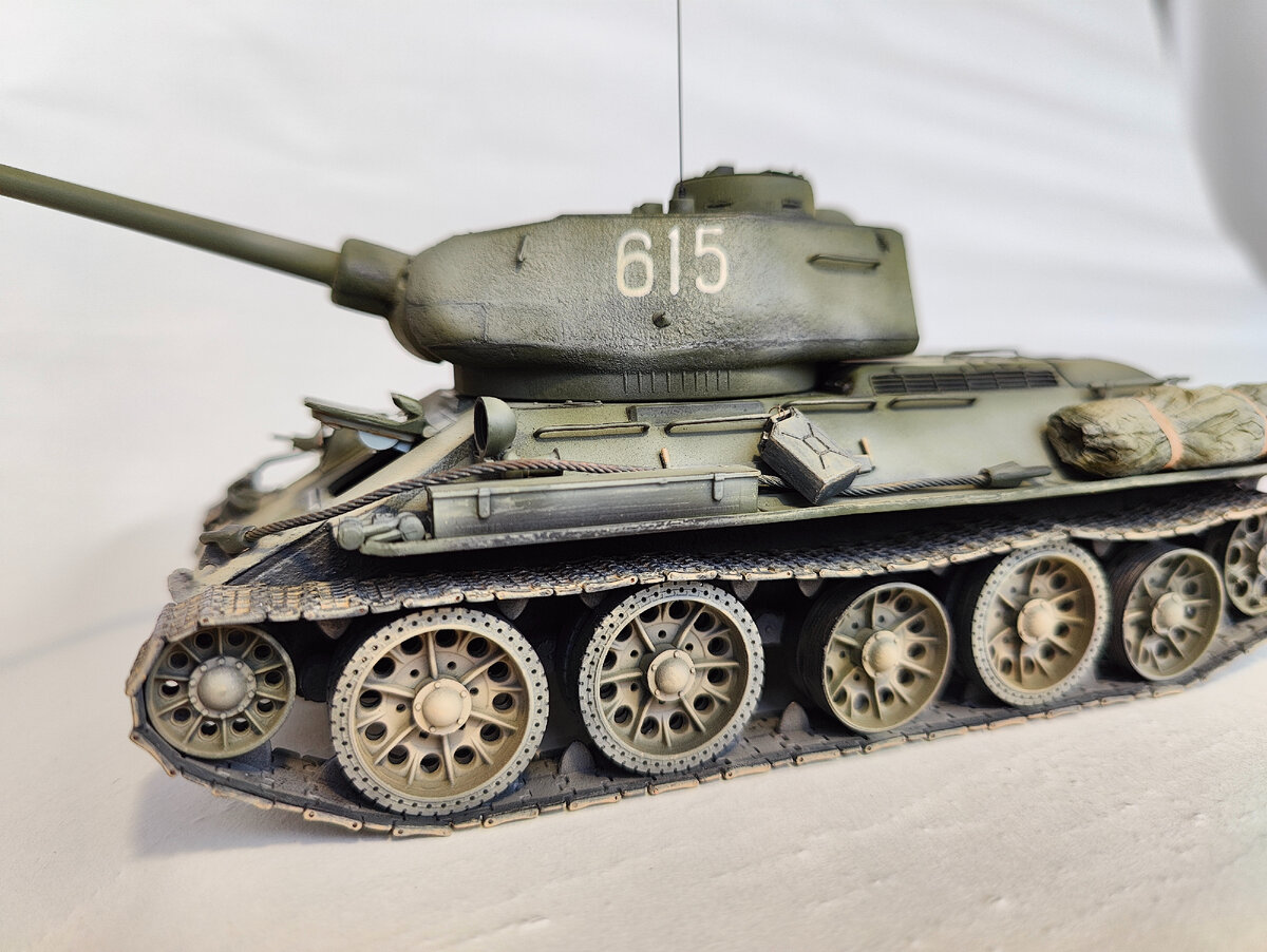 Советский средний танк Т-34-85. Модель в масштабе 1/35. Производитель "Звезда". Тактический номер участника 018.  (листайте вправо, чтобы увидеть больше -->>)