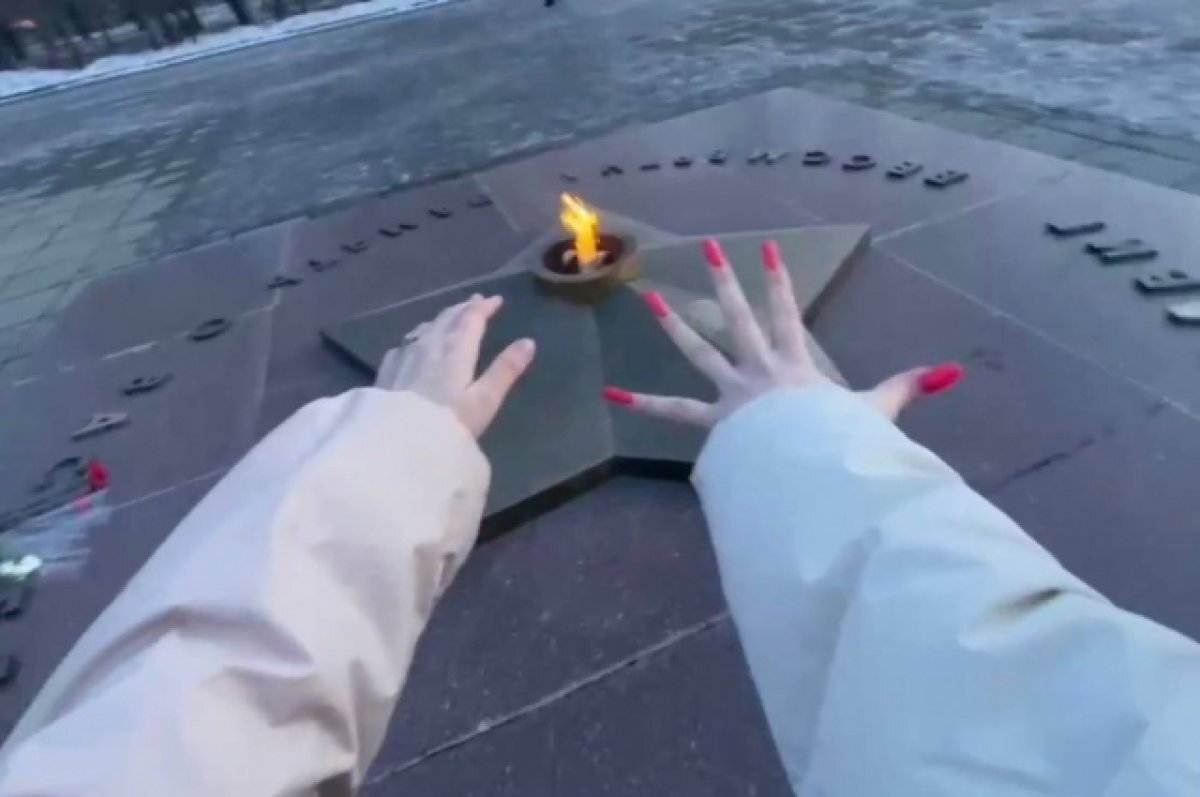    Девушки грели руки возле Вечного огня, забирались на постамент ногами и матерились.