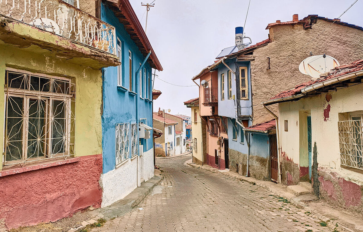 В Одунпазары сохранились историческая архитектура османского периода и узкие мощеные улочки, и люди до сих пор продолжают тут жить