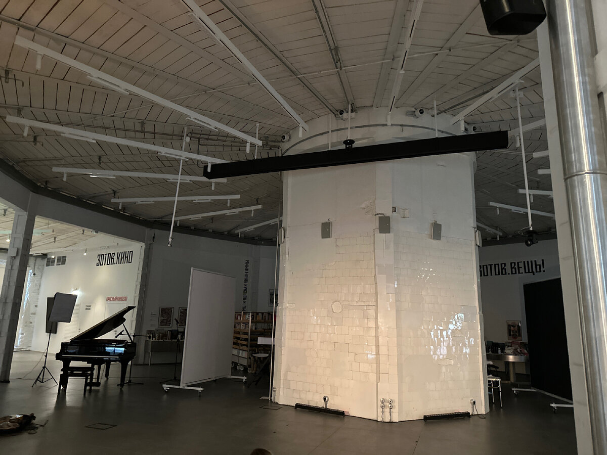 Лекторий в Зотов центре, он же сцена