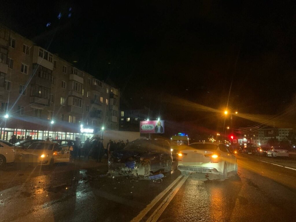 В Твери такси вылетело на встречку, в результате столкнулись шесть машин. Погиб человек