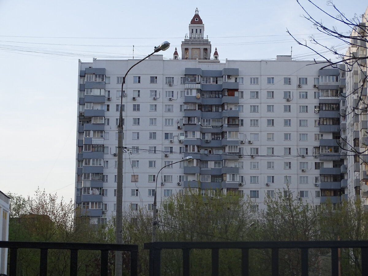 Сочетания двух домов на Можайском шоссе.