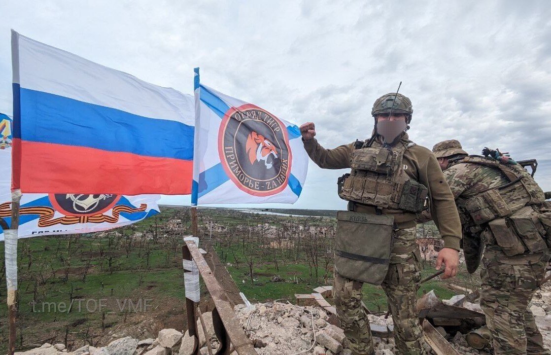 Штурмовики легендарной 155 гвардейской бригады морской пехоты Тихоокеанского флота устанавливают флаг России, своего прославленного соединения и добровольческого отряда «Тигр» на разбитой колокольне храма Чуда Архистратига Михаила в освобождённой Новомихайловке, источник – Телеграм-канал Тихоокеанский флот