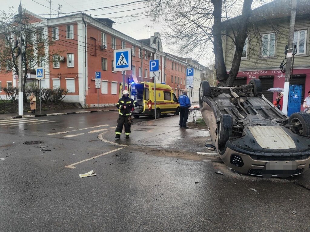 Киа» перевернулась, нос «Тойоты» всмятку. В аварии в центре Твери  пострадала беременная женщина | Вся ТВЕРЬ | Дзен