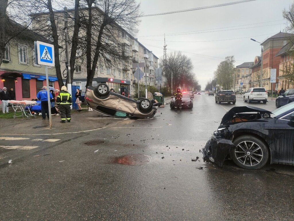 Киа» перевернулась, нос «Тойоты» всмятку. В аварии в центре Твери  пострадала беременная женщина | Вся ТВЕРЬ | Дзен