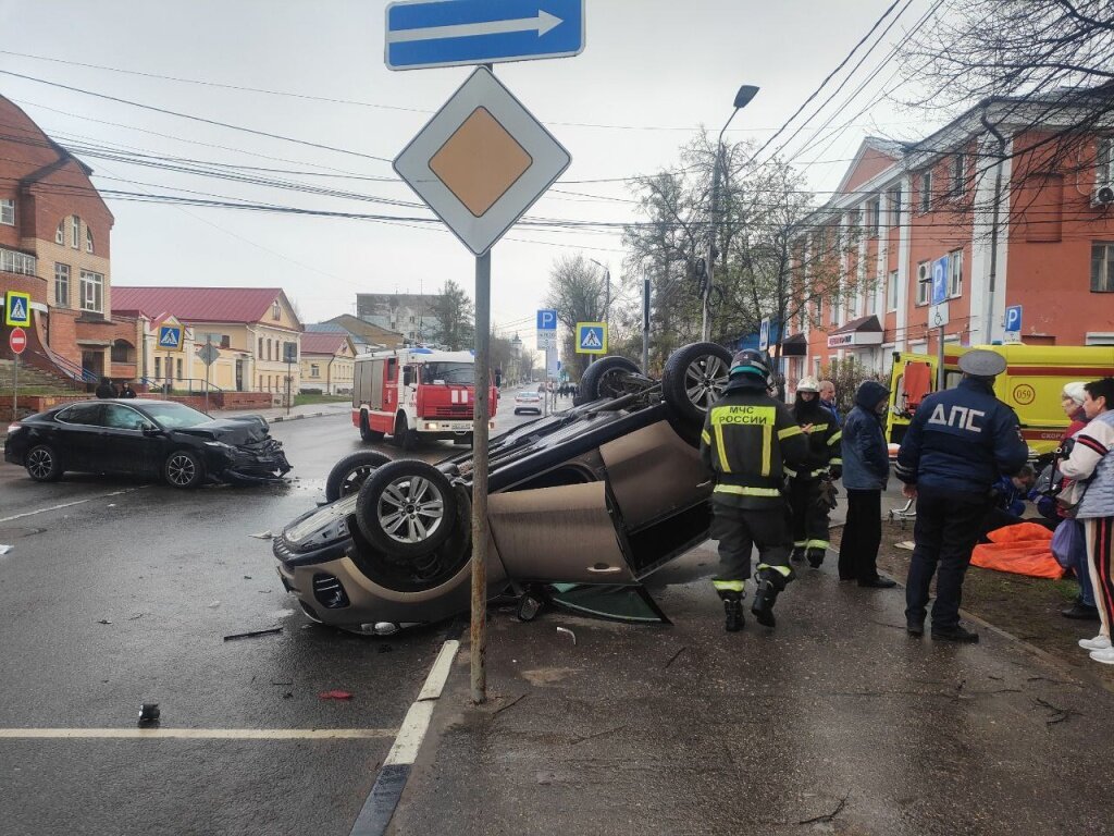 Киа» перевернулась, нос «Тойоты» всмятку. В аварии в центре Твери  пострадала беременная женщина | Вся ТВЕРЬ | Дзен