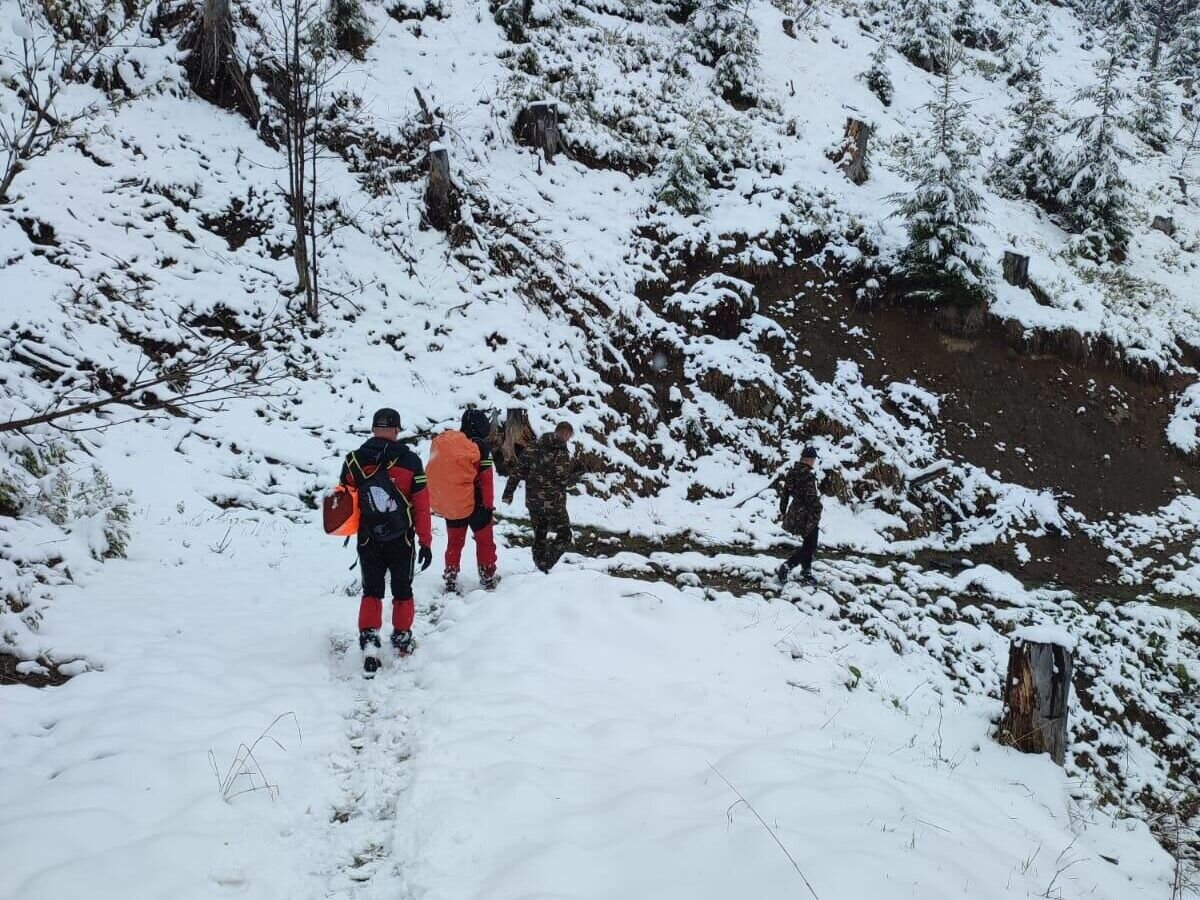    Румынские спасатели во время поиска двух граждан Украины в горах Марамуреша© Фото : Salvamont Maramures