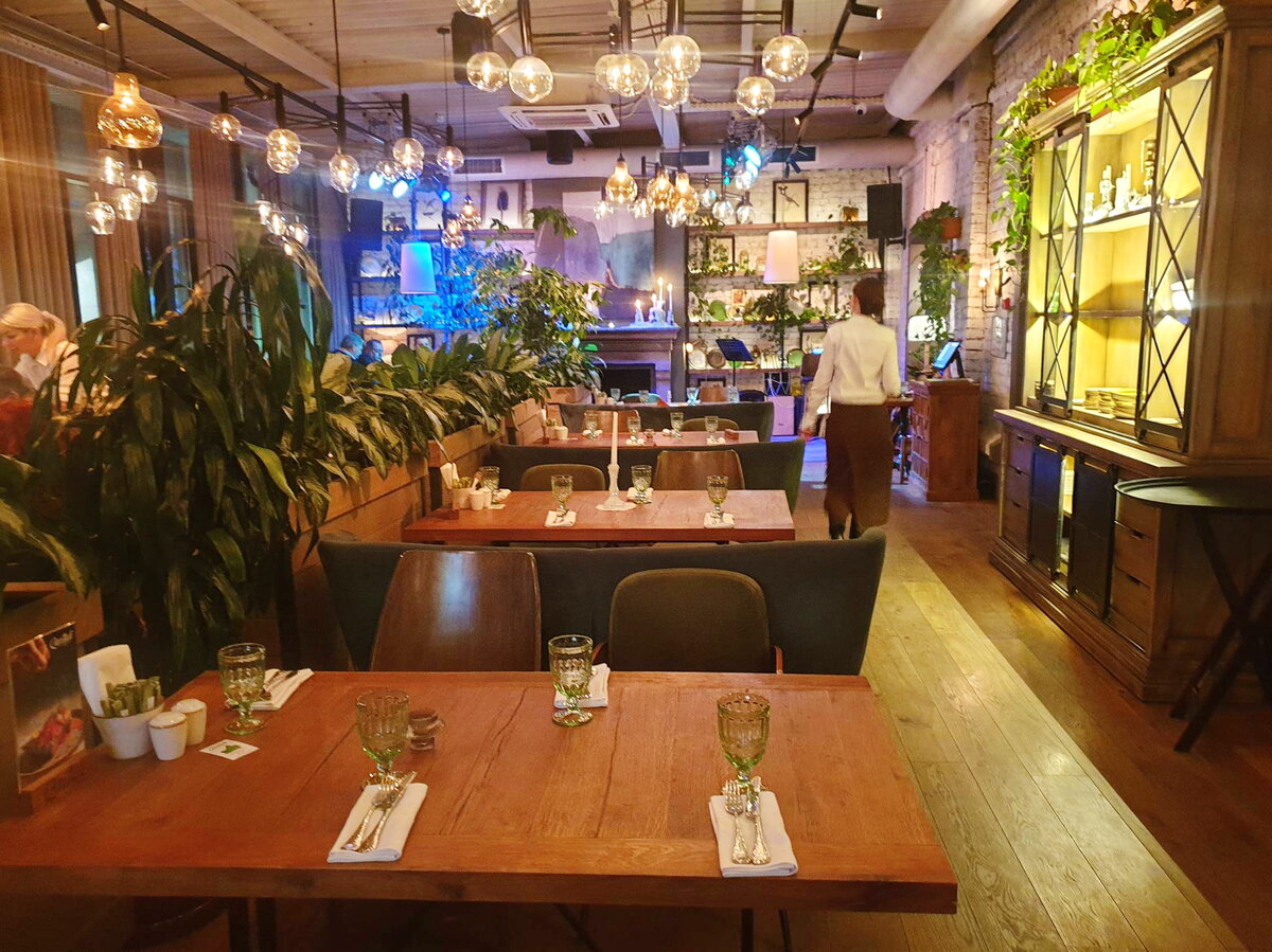 Общий вид зала ресторана "Картули"