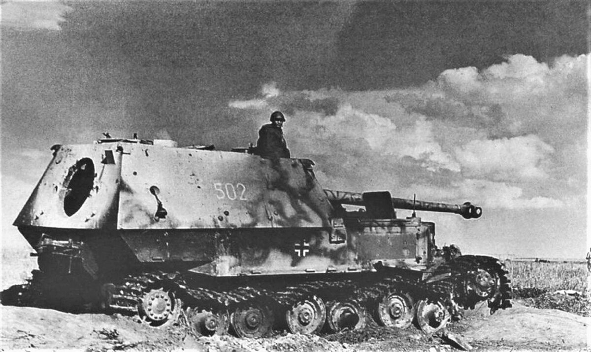 Красноармеец, оказавшийся в кадре на фото «Фердинанда» № 502, позирует фотокорреспонденту. Повреждение этой машины: сорван ленивец, подрыв на фугасе - машина потом испытывалась обстрелом.