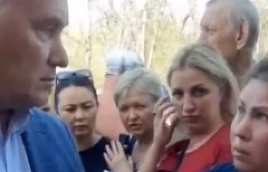    «Стоишь в чистых штанах, сын в Дубае!»: на мэра затопленного Орска напали разъяренные жители