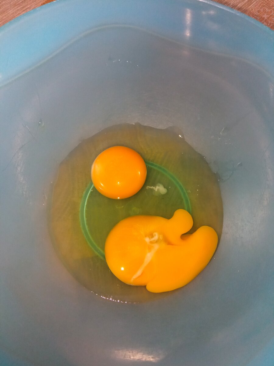 Сырные вафли. Яйца в чаше. Фото автора 