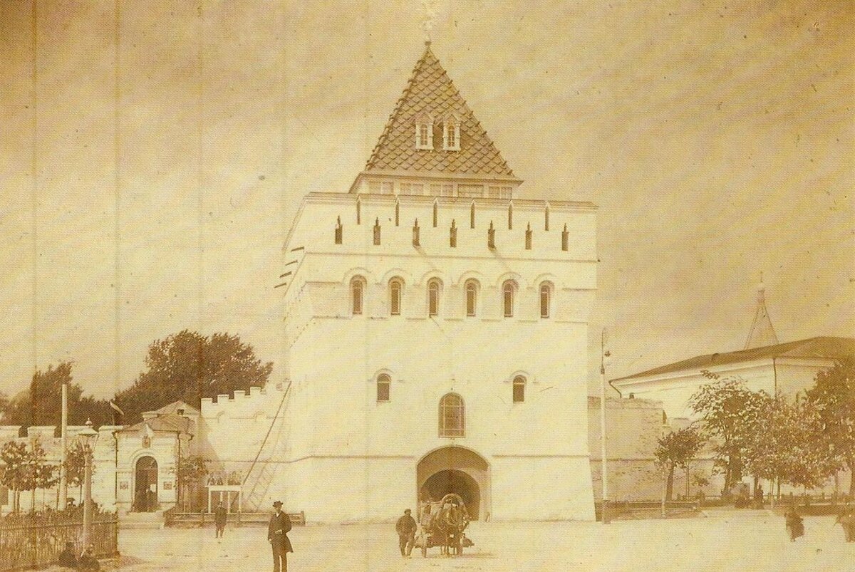 Самая простая точка съёмки - Дмитровская башня, из всех построек Кремля её реставрировали чаще всех ист: Андрей Осипович Карелин. Творческое наследие / авторы-составители А. А. Семенов, М. М. Хорев. – Нижний Новгород : Волго – Вятское книжное издательство, 1990. – 287 с. : ил.