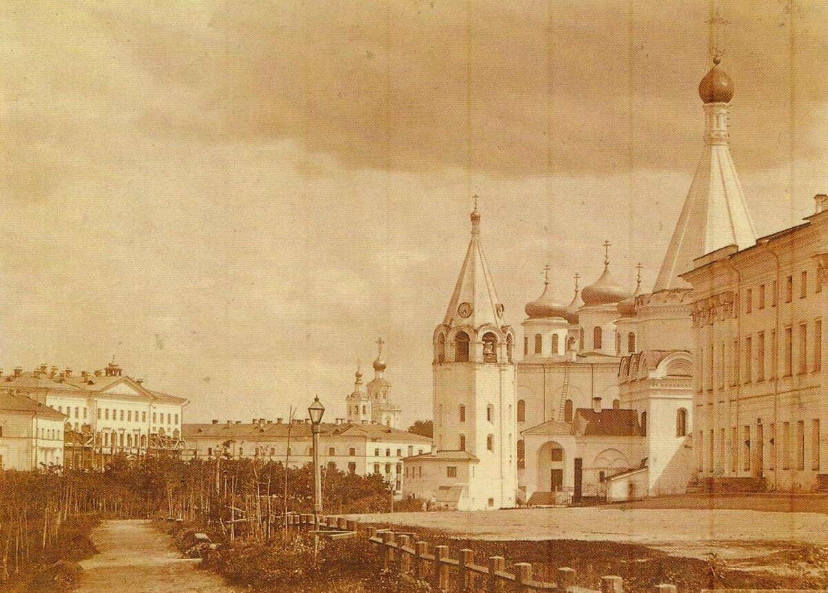 Кремль. Если перечислять основные постройки в кадре, то слева направо будет так: Дом губернатора, Арсенал (за ним видно Георгиевскую церковь), Спасо-Преображенский собор, Архангельский собор и самый крайний справа - здание Присутсвенных мест ист: Андрей Осипович Карелин. Творческое наследие / авторы-составители А. А. Семенов, М. М. Хорев. – Нижний Новгород : Волго – Вятское книжное издательство, 1990. – 287 с. : ил.