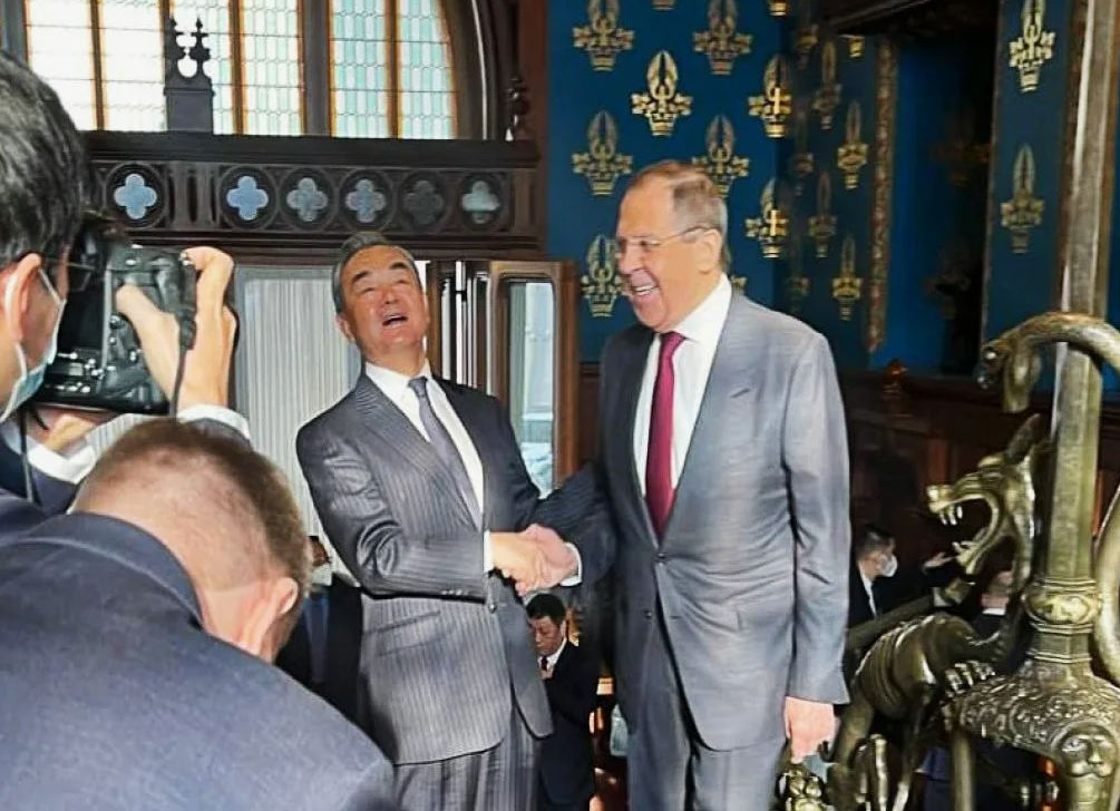 Вероятная реакция Китая и России на угрозы Блинкена. На фото: министр иностранных дел КНР Ван И и глава МИД РФ Сергей Лавров