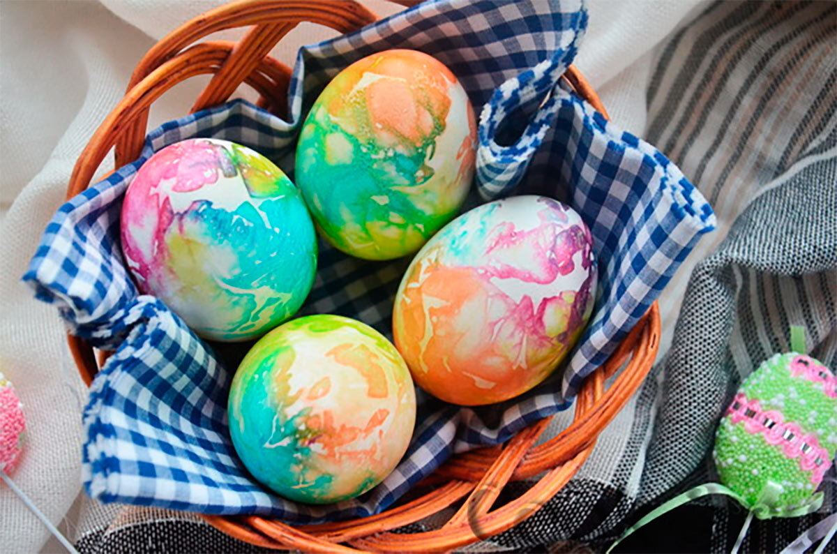 Как покрасить яйца фломастерами и салфеткой