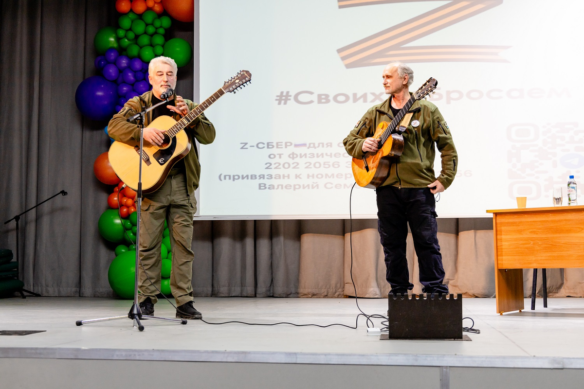 Выступление участников движения "Своих не бросаем"