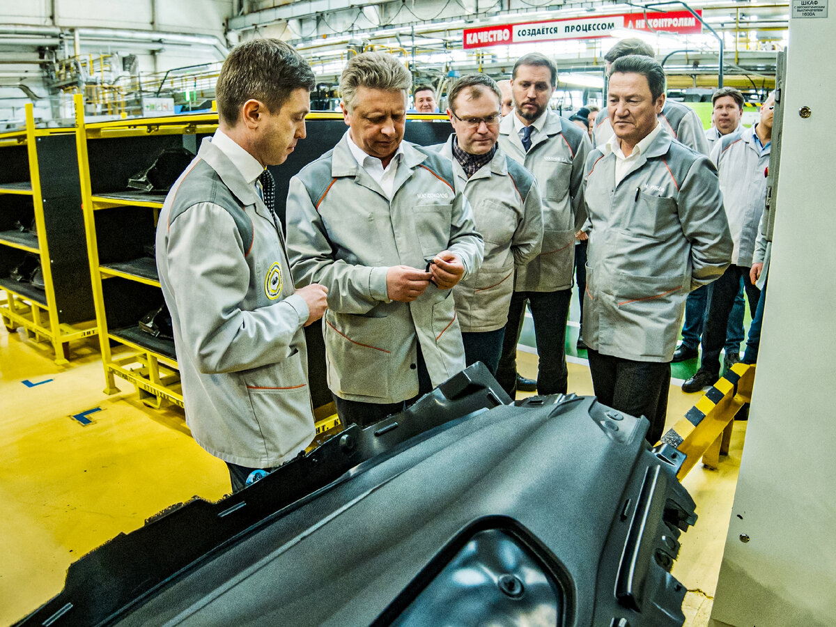 Максим Соколов на конвейере АвтоВАЗа изучает приборную панель Лады