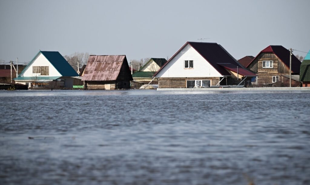    Наводнение в Кургане стало самым сильным за 75 лет — уровень воды в Тоболе превысил отметку 1994 года, став самым высоким за 75 лет. Кирилл Зыков / РИА Новости