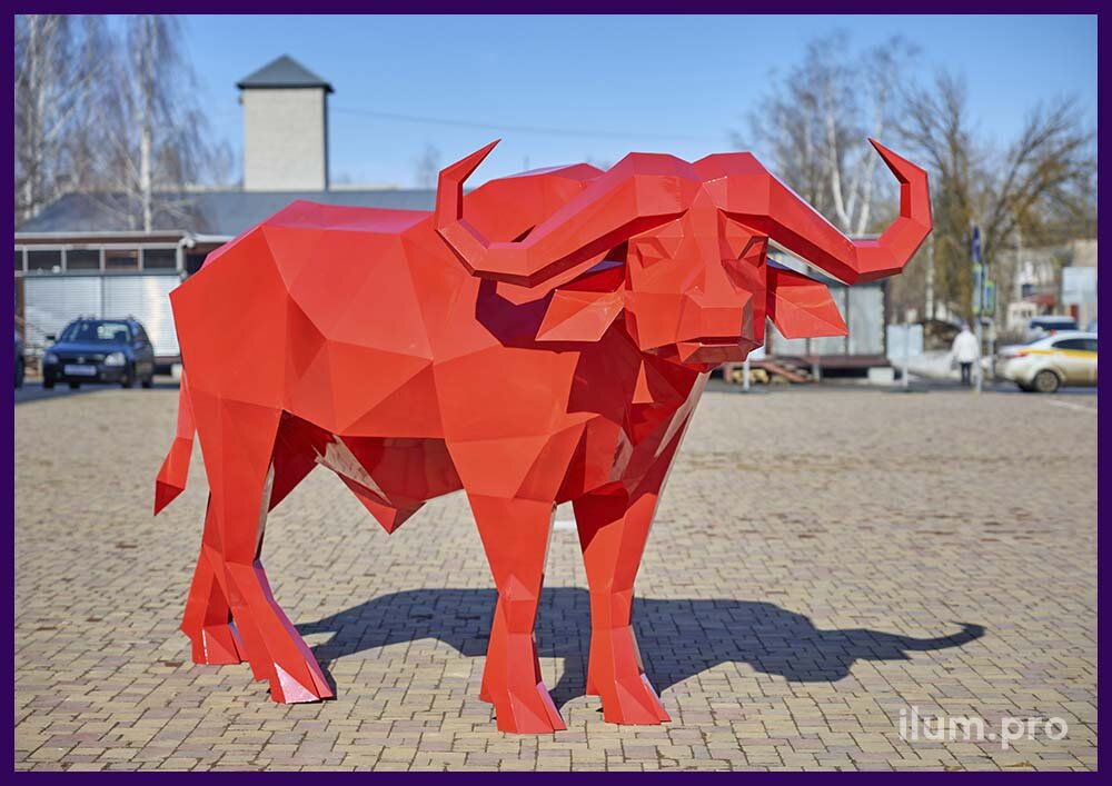 Красный буйвол из окрашенного порошком металла в полигональном стиле