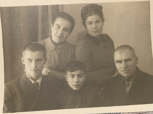 верх справа Елена. внизу мальчик Артур Дубовик и его отец Иван