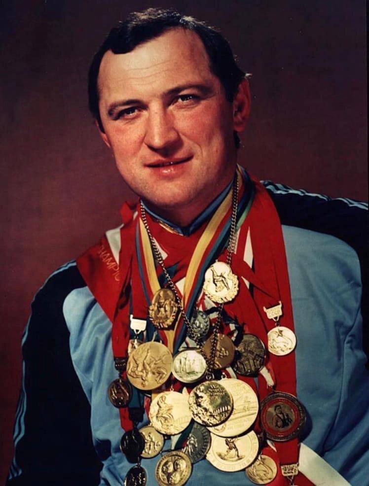 Сослан Петрович родился во Владикавказе. Борьбой стал заниматься в 12 лет под руководством Асланбека Дзгоева. Первый из осетин, завоевавший олимпийское золото.