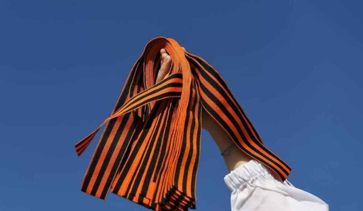     Георгиевская ленточка в руке. Источник: ria.ru Автор фото: Светлана Шевченко