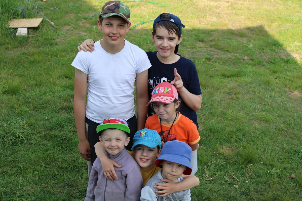 В белой футболке Даня, справа от него кровный Миша старший. В оранжевом — Оля, племянница, внизу посередине кровный сын Антон обнимает Мишу младшего (слева) и Ярослава.