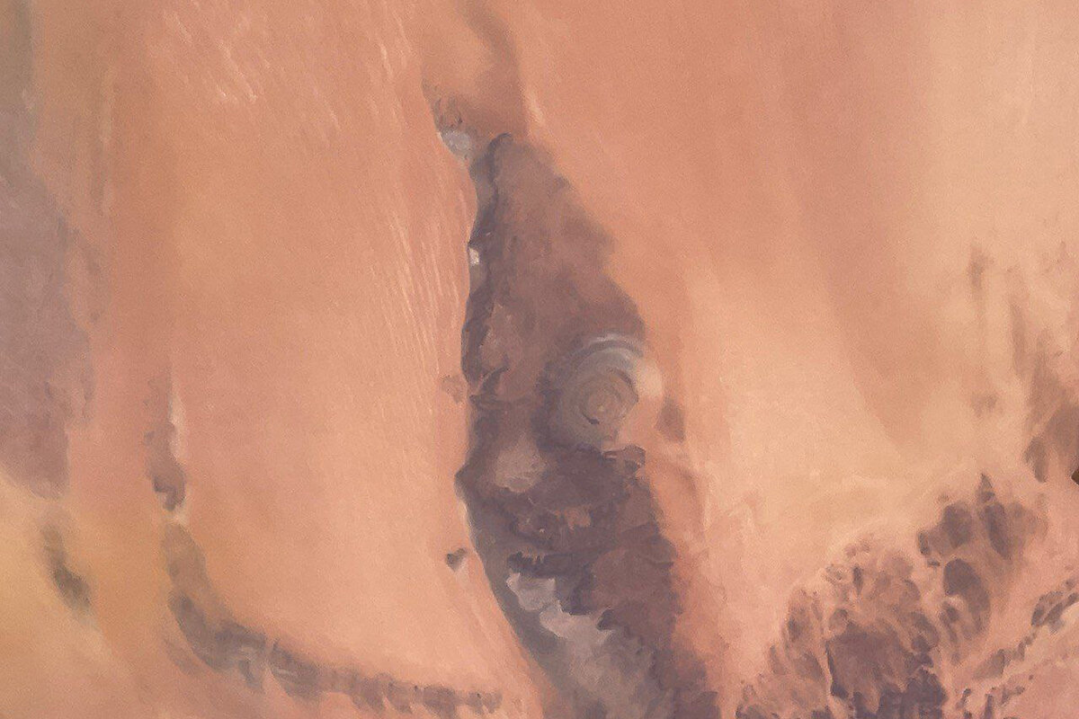 @roscosmos_gk / Telegram📷В объектив космонавта Гребенкина попало уникальное геологическое образование — «глаз Сахары»