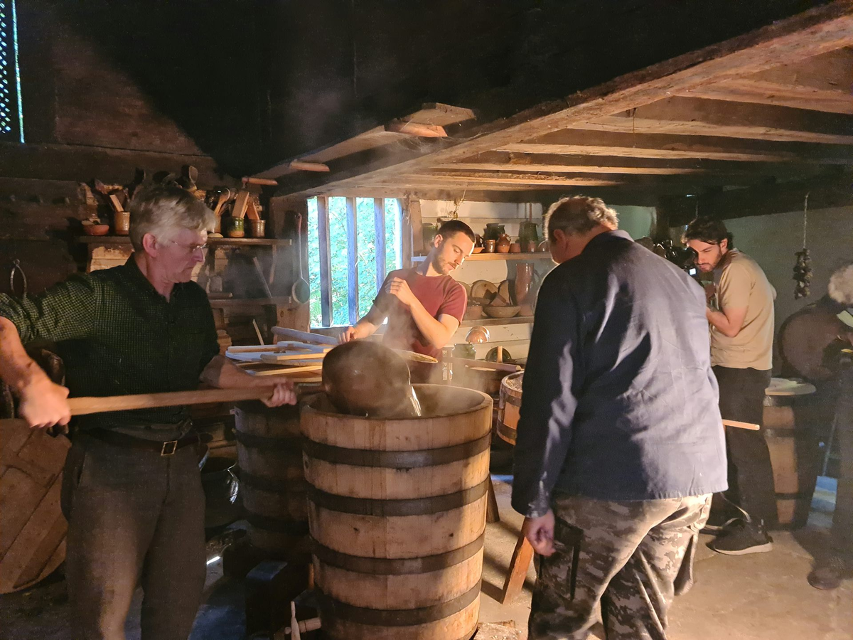 Добавление воды в заторный чан в процессе пивоварения: слева направо, Адриан Уоррелл (исторический пивовар), Чарли Тавернер (постдокторский исследователь), Марк Мелтонвилл (главный пивовар) и Джейми Комер из лаборатории Storylab Университета Англия Раскин. Сьюзан Флавин. Предоставлено авторами.