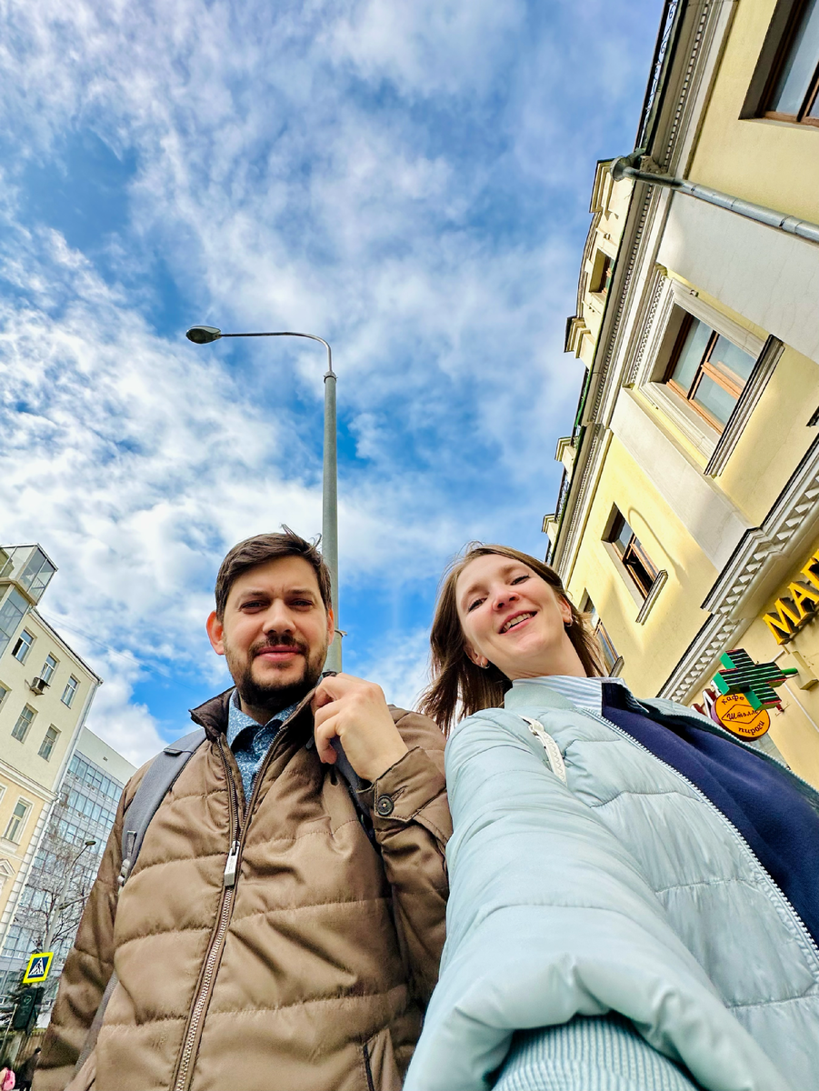 С сыном мы классно гуляем по детским площадкам, но как приятно пройтись по центру Москвы и поболтать на взрослые темы с мужем вдвоём!