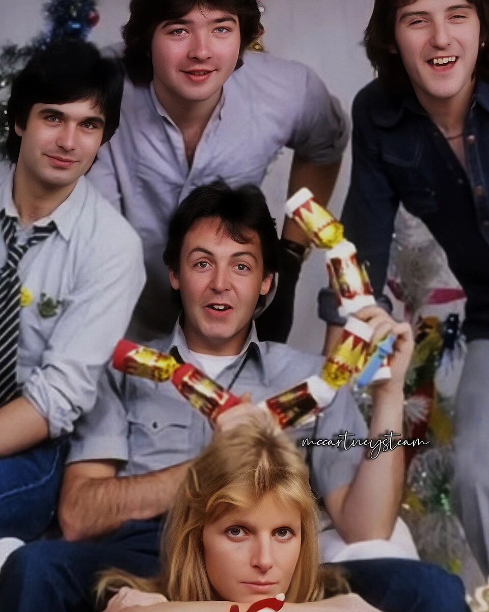 Пол и Wings на Рождество