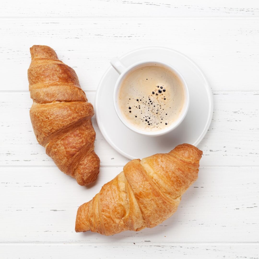 Круассан и кофе - идеальная утренняя парочка