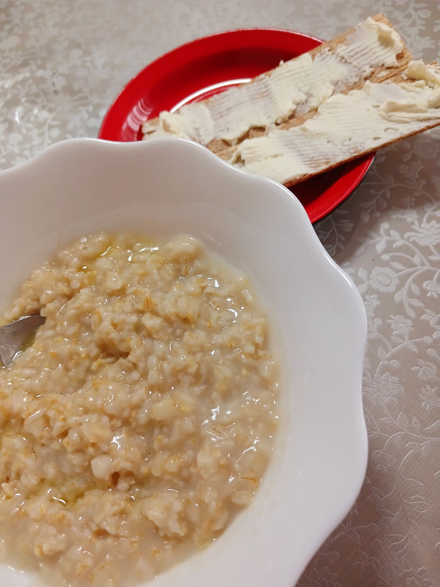 Завтрак каша овсяная и хлебцы с сыром. Фото автора