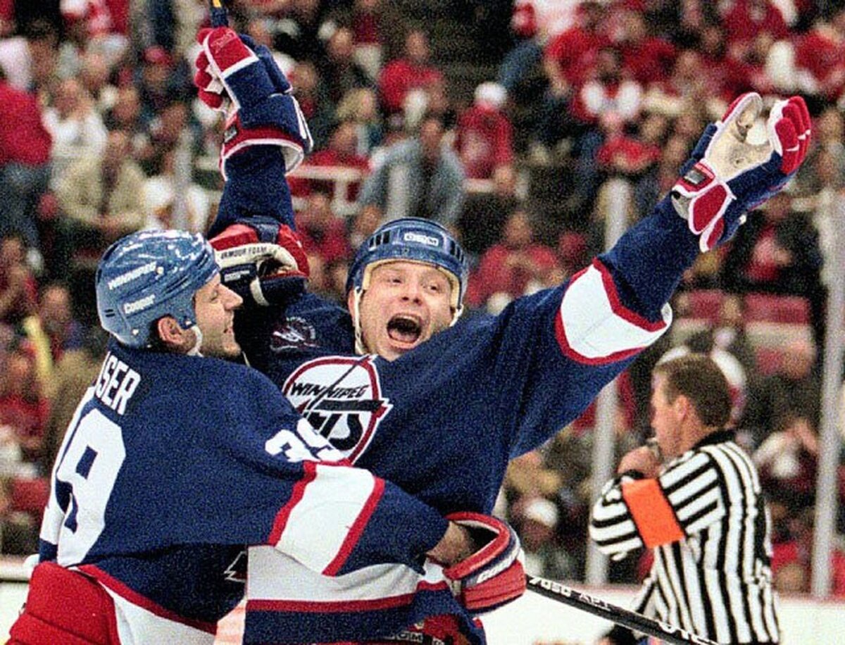 Фото с яндекс.картинки (А.Жамнов забросил шайбу за "Виннипег")