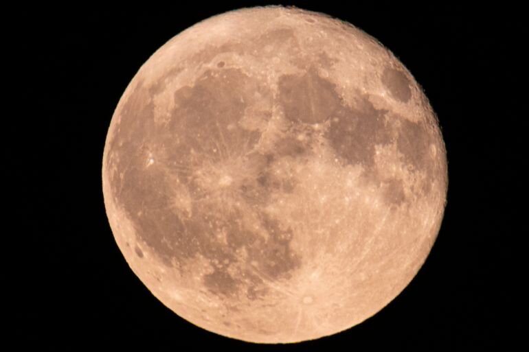 Розовая "клубничная" луна освещает ночное небо над районом недалеко от голландского города Эйндховен в июне 2023 года