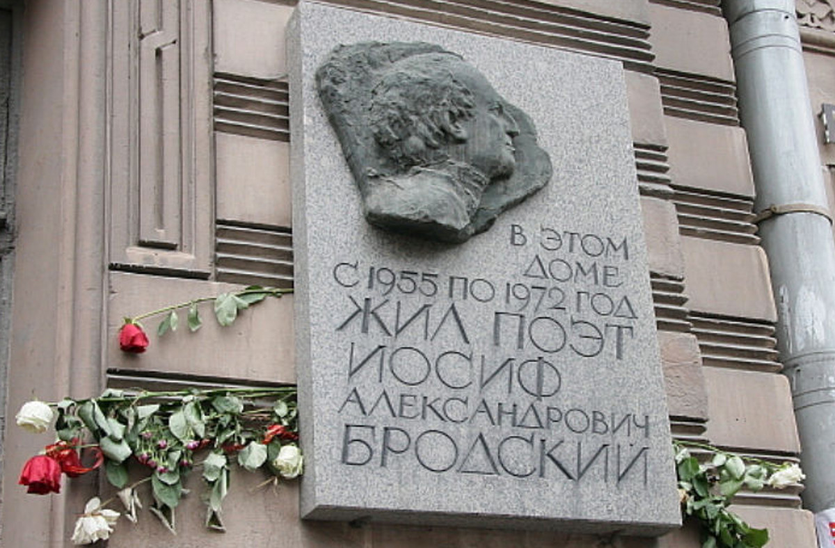 Мемориальная доска на фасаде дома Мурузи