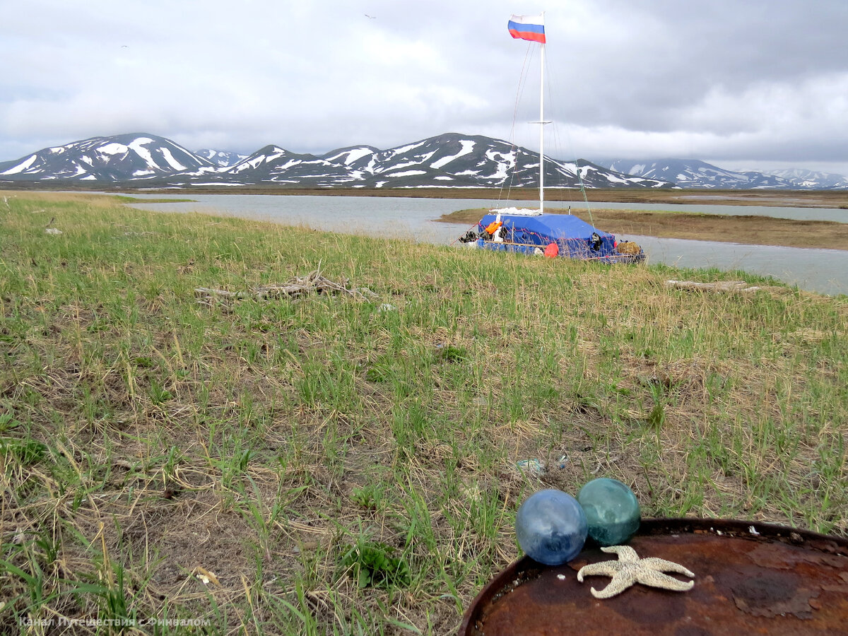 В 40 километрах южнее острова Верхотурова расположен остров Карагинский. На нем из буйства верхотуровских летних красок мы попали в стужу.-1-2