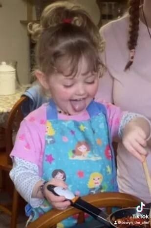 МАМА НАЧАЛА ПРИУЧАТЬ КРОХУ К ГОТОВКЕ С 11 МЕСЯЦЕВ. ФОТО: MIRROR.CO.UK