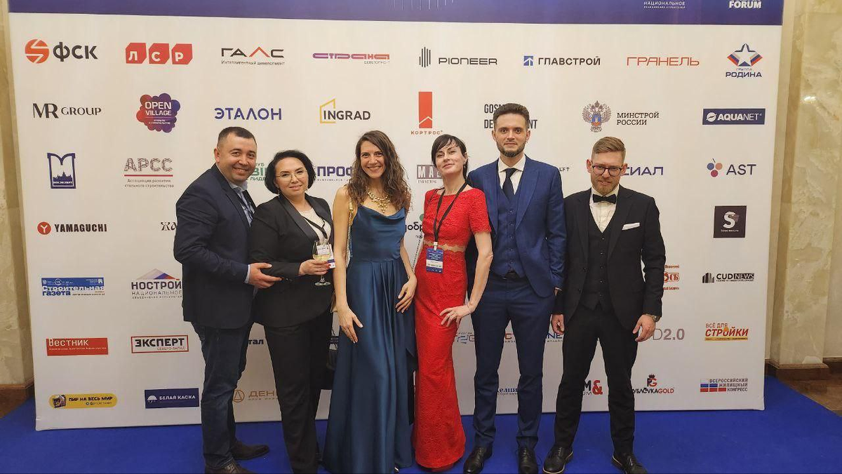 Эксперты Ассоциации «Р1» Зульфия Атаханова (вторая слева) и Сергей Сергеев (первый справа) в составе своей команды на Битве умов